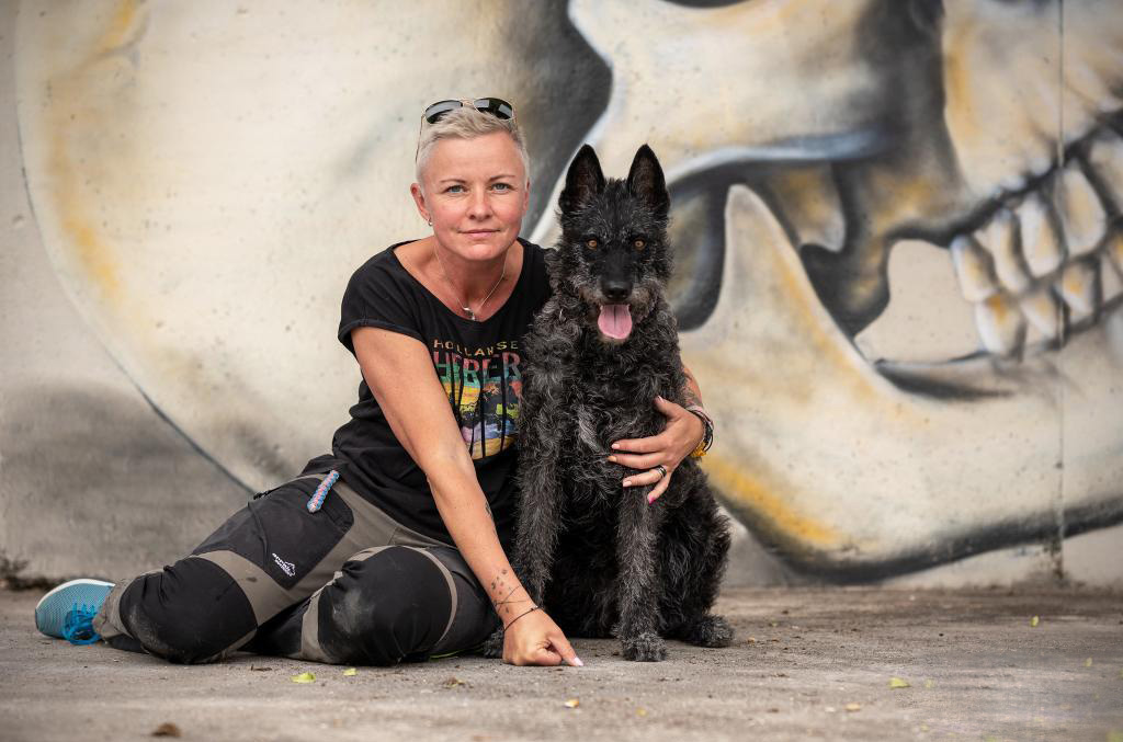 Monika Wagner - Besitzerin von HundeHome mit Hund Eefje Hunde im Planschbecken am Baden